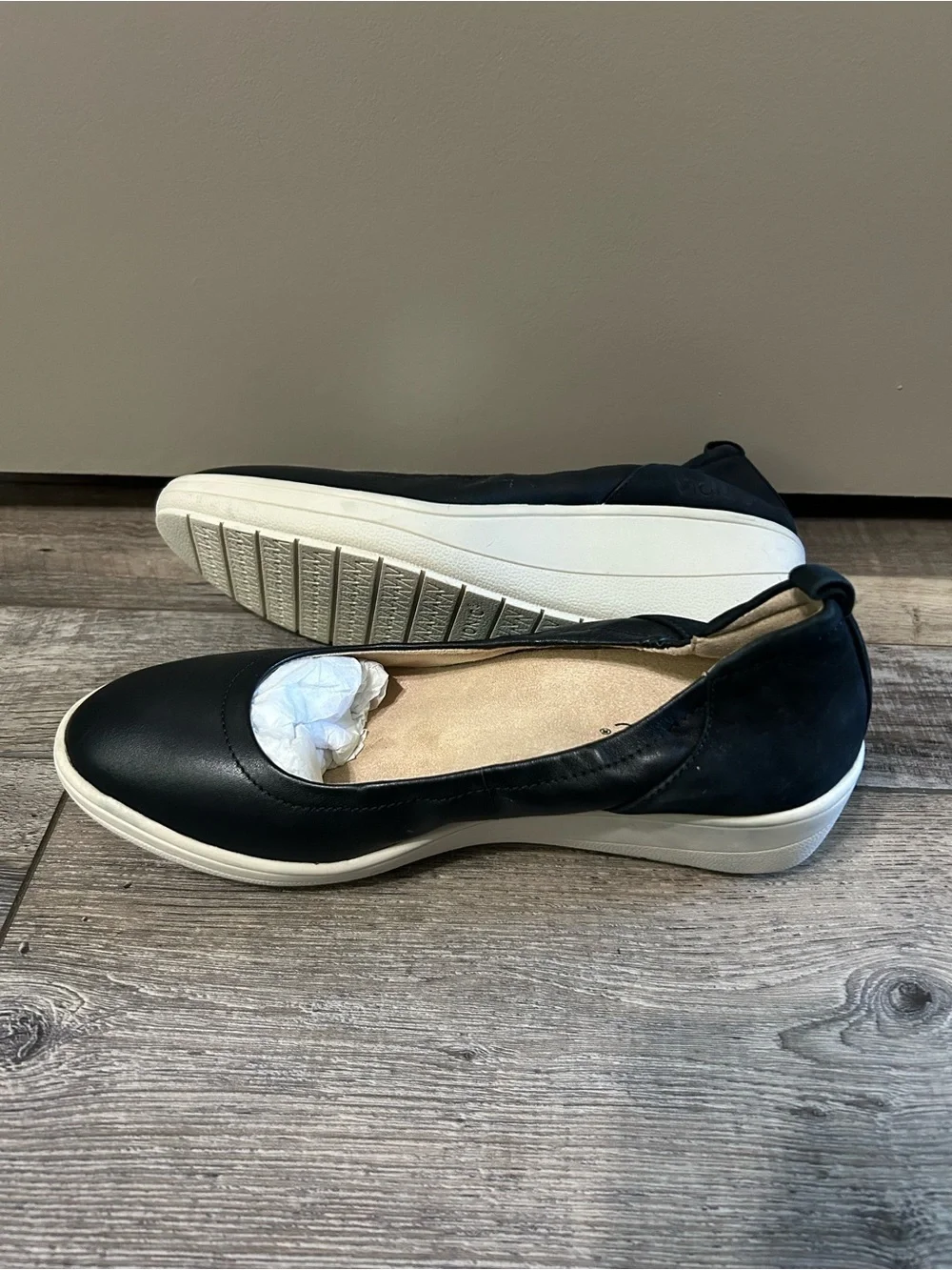 Vionic Jacey slip-on wedge shoes Black with White soles